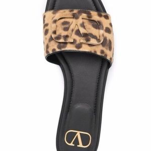 Nero Valentino Garavani Vlogo Signature Leopard-print Flat Sandals